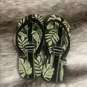 NWOT Havaianas Leaf Print Flip Flops Size 11/12